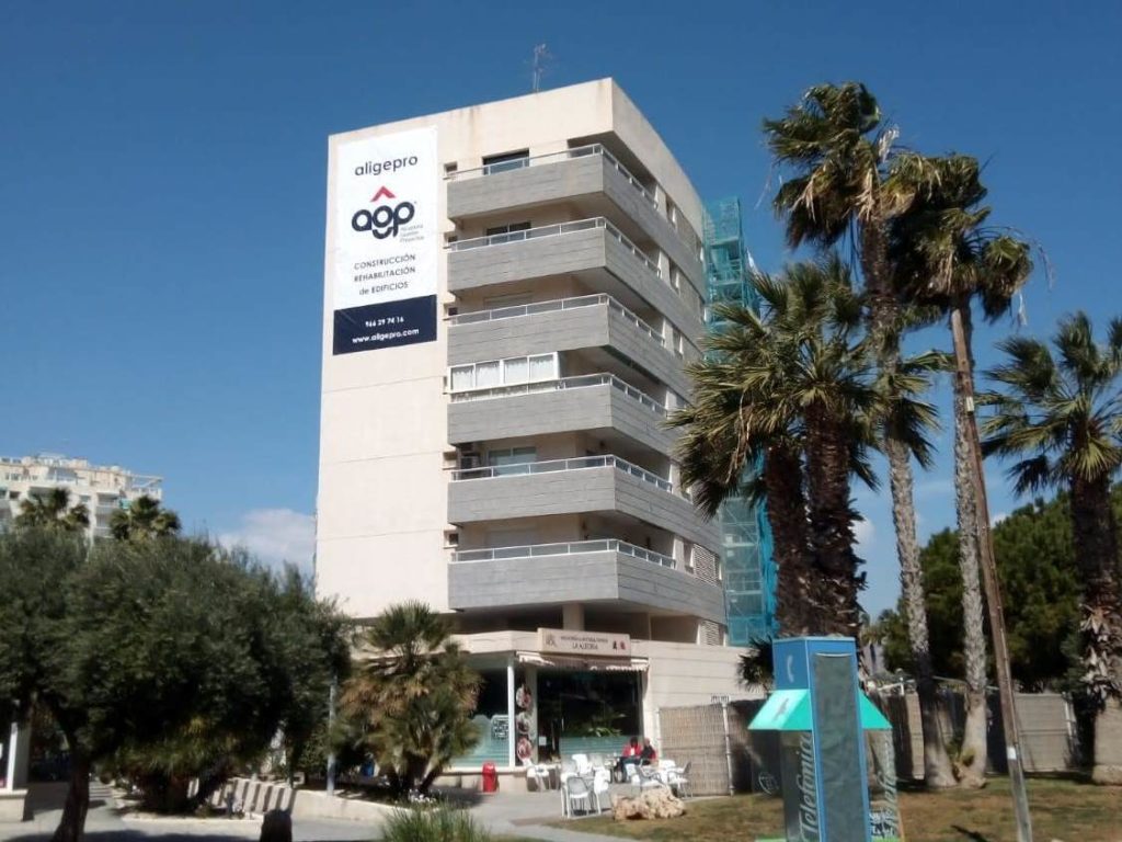 C.P. Residencial Jardín del Mar, El Campello; Reparación del cerramiento de fachada, tabiquería y antepechos de cubierta