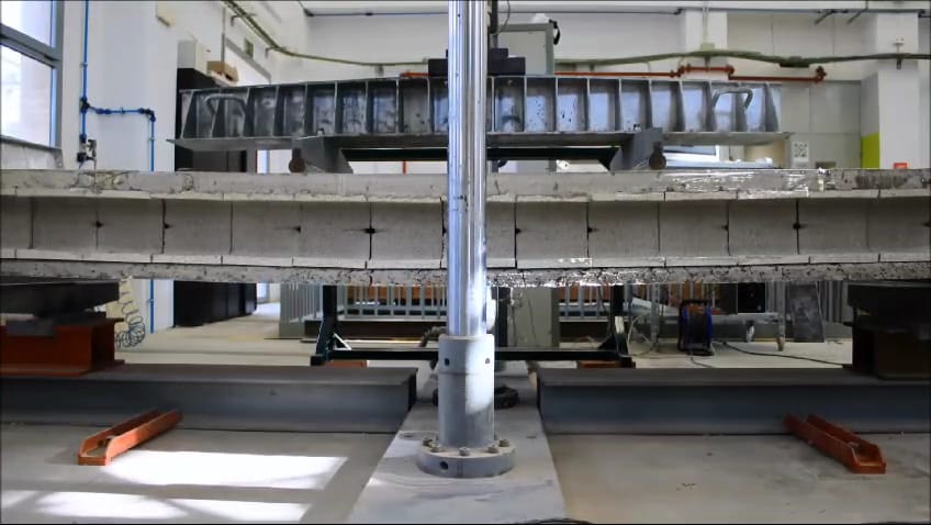 Ensayos de comprobación de flecha y rotura en laboratorio de las prelosas