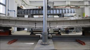 Ensayos de comprobación de flecha y rotura en laboratorio de las prelosas
