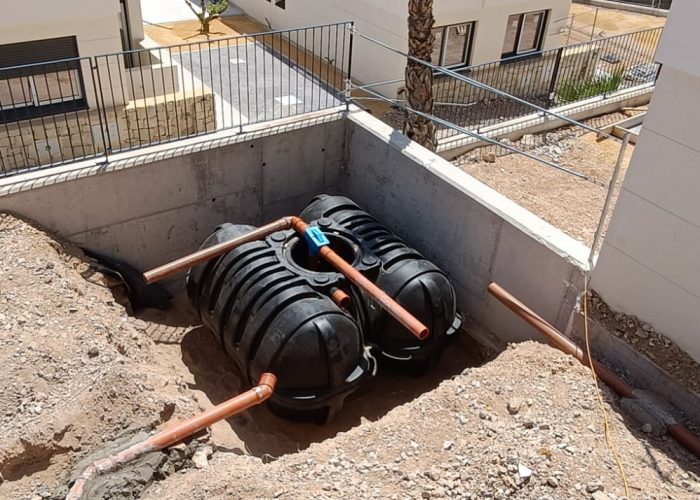 Instalando un deposito de recuperación de aguas de lluvia