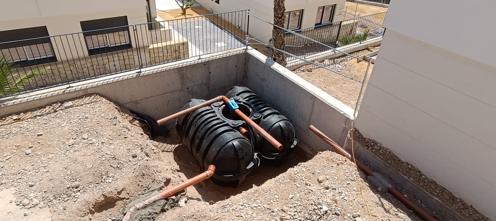 Instalando un deposito de recuperación de aguas de lluvia